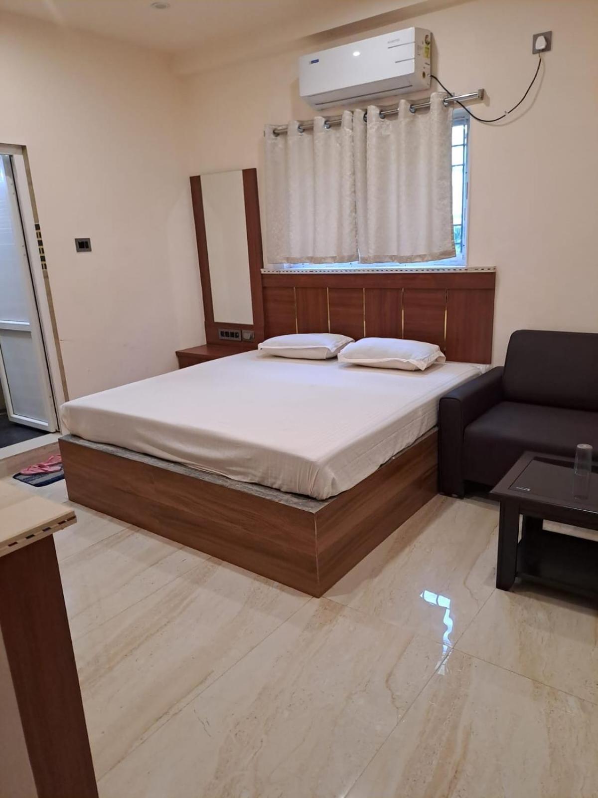 Hotel Vivek Патна Екстериор снимка